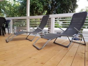 2 chaises assises au-dessus d'une terrasse en bois dans l'établissement Holiday Home Banko camping-2 by Interhome, à Poreč