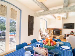 una sala da pranzo con un tavolo con una ciotola di frutta di Holiday Home Villa Camilia by Interhome a Figanières