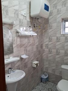 y baño con lavabo y aseo. en Residence New Standing Douala CITE CHIRAC YASSA, en Douala