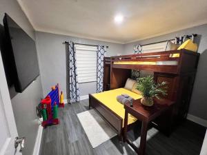 Gallery image of King Bed, 3 miles to Stadium in Miami Gardens