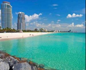 vistas a una playa con edificios en el fondo en King Bed, 3 miles to Stadium, en Miami Gardens