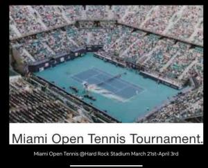una vista aérea de una pista de tenis en un estadio en King Bed, 3 miles to Stadium, en Miami Gardens