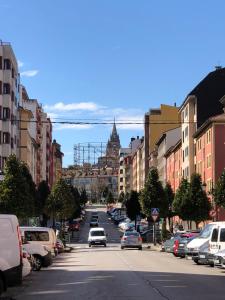 una strada cittadina con auto parcheggiate sulla strada di Recién reformado, céntrico, tranquilo y luminoso a Oviedo