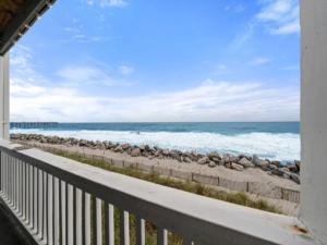 Vom Balkon eines Hauses genießen Sie Meerblick. in der Unterkunft The Sea Willow - Beautiful ocean views! 2nd Floor - Oceanfront! condo in Carolina Beach