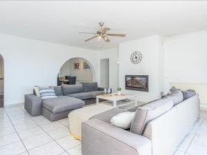 Ruang duduk di Villa Vistabella by Interhome