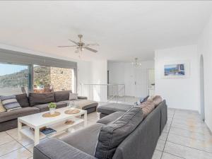 Ruang duduk di Villa Vistabella by Interhome