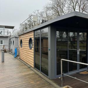 un edificio con puertas de cristal en una terraza de madera en La Mare Resort en Gotemburgo