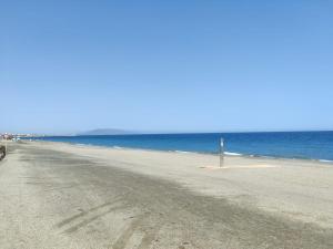une plage vide avec l'océan en arrière-plan dans l'établissement Casa del Sol - Vera Playa Laguna Beach, à Vera