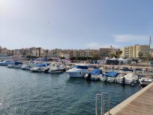 un grupo de barcos atracados en un puerto deportivo en Casa del Sol con Jacuzzi - Vera Playa Laguna Beach, en Vera 15 fotos más