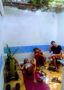 un grupo de personas sentadas en una bañera en Makako Chillout Hostel, en Cartagena de Indias