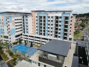een uitzicht over de appartementsgebouwen met een zwembad bij BAYU HOME in Seremban