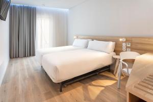 B&B HOTEL Olhão Algarve客房内的一张或多张床位