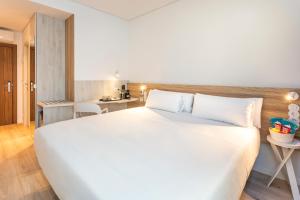 B&B HOTEL Olhão Algarve客房内的一张或多张床位