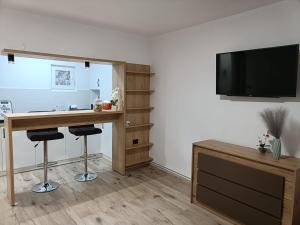 a room with a desk with two bar stools at Central Train Station Apartment in Braşov