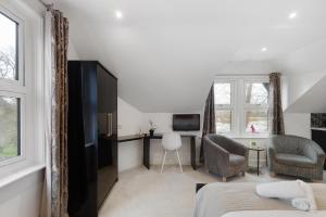 1 dormitorio con 1 cama, escritorio y TV en Modern City Centre Studio flat!, en Oxford