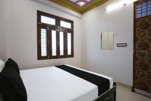 Ein Bett oder Betten in einem Zimmer der Unterkunft OYO Flagship Hotel Royal palace