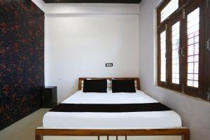 Ліжко або ліжка в номері OYO Flagship Hotel Royal palace