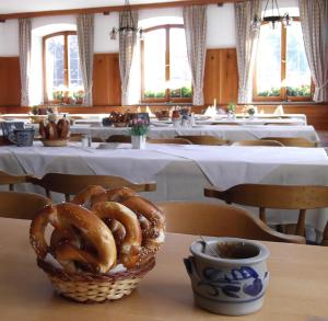 uma mesa com um cesto de pretzels sobre uma mesa em Gasthof und Metzgerei zur Post Peißenberg em Peissenberg