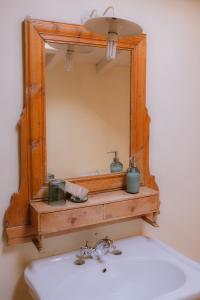 espejo sobre un lavabo en el baño en Dimora Valverde B&B, en Marano di Valpolicella