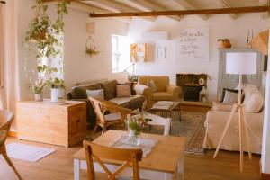 ein Wohnzimmer mit Sofa und Tisch in der Unterkunft Dimora Valverde B&B in Marano di Valpolicella