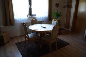 HohenwarthにあるPension Klierの窓のある部屋にあるテーブルと椅子