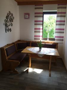 HohenwarthにあるPension Klierのテーブルとソファと窓のあるリビングルーム