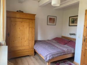 sypialnia z łóżkiem i drewnianą szafką w obiekcie Domizil w Bremie