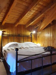 Postel nebo postele na pokoji v ubytování Rustico Lago di Como b&b