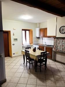 una cocina con mesa y sillas. en La Loggetta, en Valentano