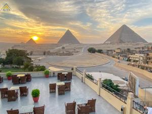 uma vista para as pirâmides a partir da varanda de um hotel em Egypt Pyramids Inn em Cairo