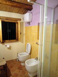 a bathroom with a toilet and a sink at Villa Gemma in Ioppolo