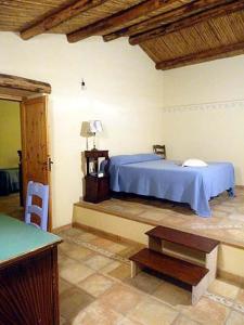 IoppoloにあるVilla Gemmaのベッドルーム(青いベッド1台、テーブル付)