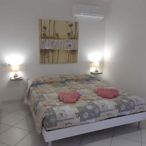 ein Schlafzimmer mit einem großen Bett mit zwei Kissen in der Unterkunft Villa Gabriella in Porto Pino