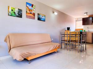 Cama en habitación con mesa y sillas en Casa cómoda en Rionegro Antioquia, en Rionegro