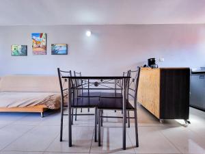 Una mesa y una silla en una habitación con cama en Casa cómoda en Rionegro Antioquia, en Rionegro