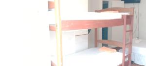 Двухъярусная кровать или двухъярусные кровати в номере HOTEL SAN MARINO TUMACO