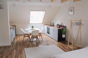 a kitchen and dining room with a table and chairs at Traumhaftes 1-Zimmer Appartement in Roxheim