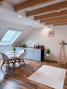 a kitchen and living room with a table and chairs at Traumhaftes 1-Zimmer Appartement in Roxheim