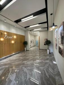 アスタナにあるДизайнерская 2-х комнатная квартира ЖК Bravoの大理石フロアの大きな廊下