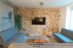 Posedenie v ubytovaní La Bâtisse du Dolmen Clara, Spa et piscine