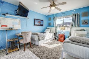 Schlafzimmer mit blauen Wänden, einem Bett und einem Schreibtisch in der Unterkunft Luxurious Henderson Retreat - 13 Mi to The Strip! in Las Vegas