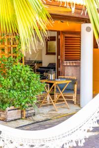 un patio extérieur avec une table et un hamac dans l'établissement Boutique Hotel Wanapa, à Kralendijk