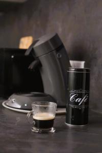 una taza de café junto a una cafetera en L'industirel Narbonnais, en Narbona