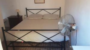 um quarto com uma cama e uma ventoinha em Casamare em Augusta