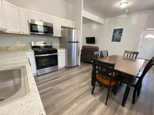 cocina con mesa y cocina con nevera en All Star Baseball Rentals - Double Play Apt 1, en Oneonta