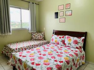 a bedroom with two beds and a window at Ecologic Park, apt 2 quartos 900 mt do centro de Caldas Novas in Caldas Novas