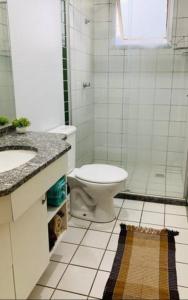 a bathroom with a toilet and a shower and a sink at Ecologic Park, apt 2 quartos 900 mt do centro de Caldas Novas in Caldas Novas