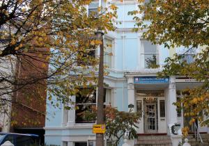 uma luz de rua em frente a um edifício branco em Llandudno Hostel em Llandudno