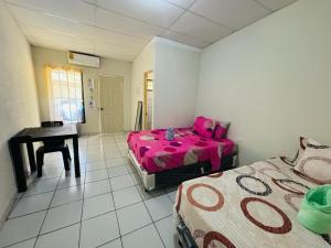 um quarto com duas camas e uma secretária em LA CASONA SV em La Libertad