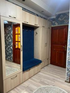 ein leeres Ankleidezimmer mit einem Spiegel und einer Tür in der Unterkunft Апартаменты in Schymkent